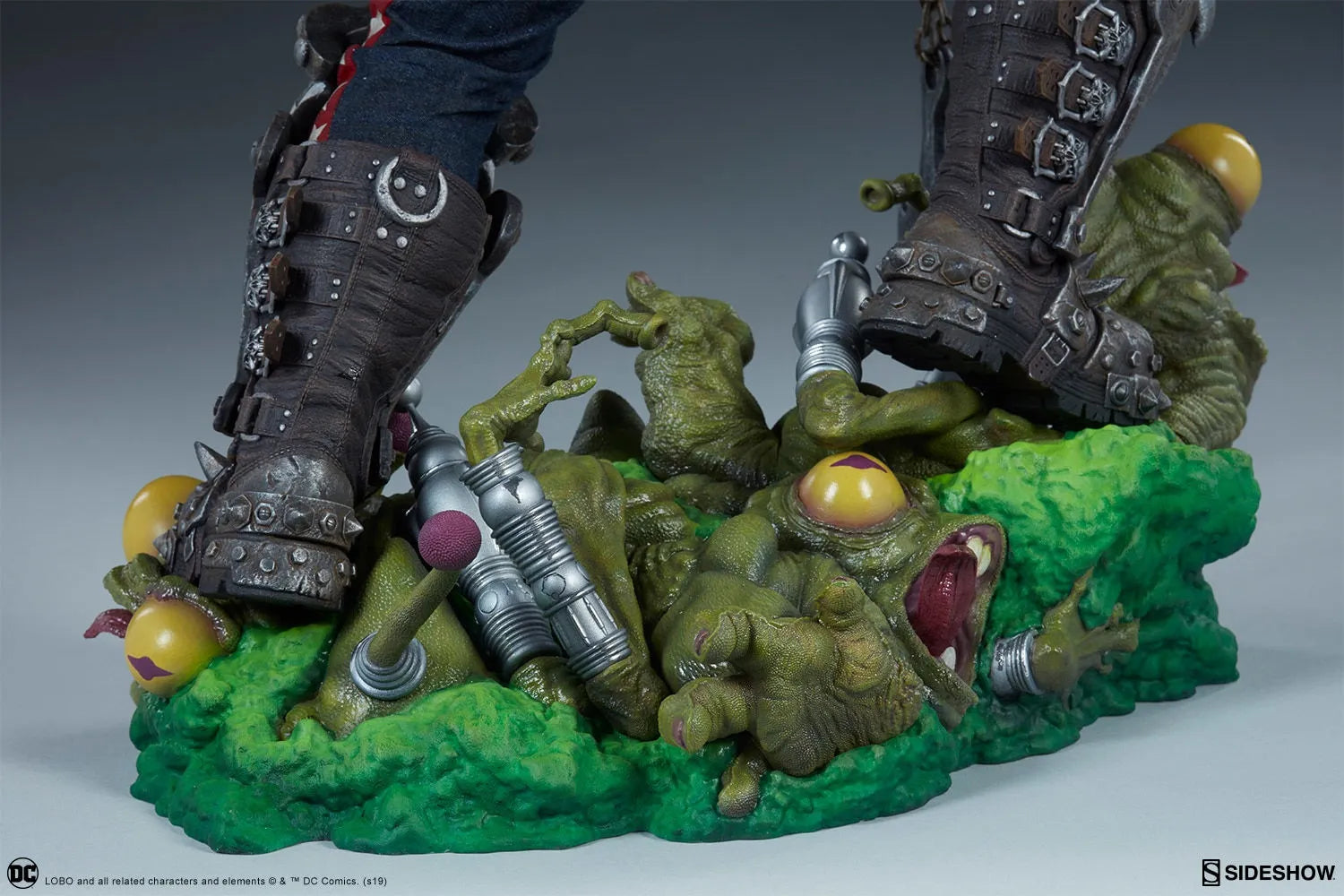SID300682 DC Comics - Lobo Maquette - Sideshow Collectibles - Titan Pop Culture