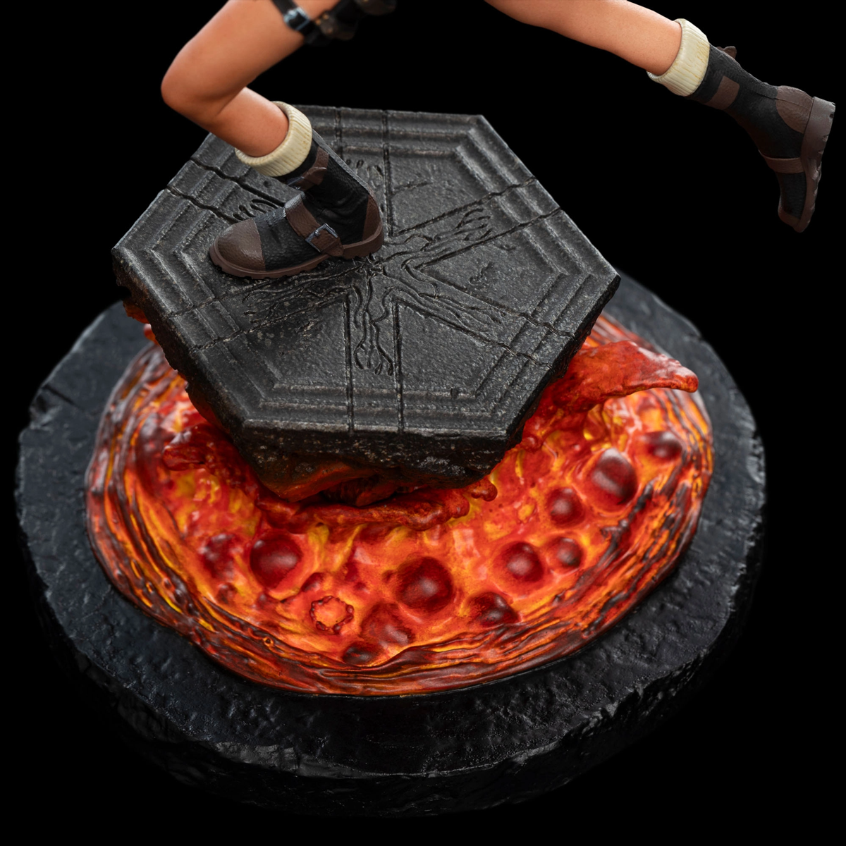 Tomb Raider - Lara Croft Sanctuary of Flame Miniature Figure