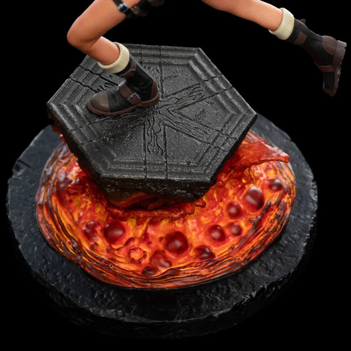 Tomb Raider - Lara Croft Sanctuary of Flame Miniature Figure