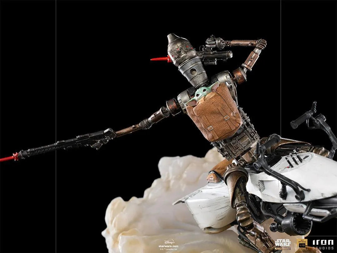IRO28235 Star Wars: Mandalorian - IG-11 & Child Deluxe 1:10 Scale Statue - Dark Horse Comics - Titan Pop Culture