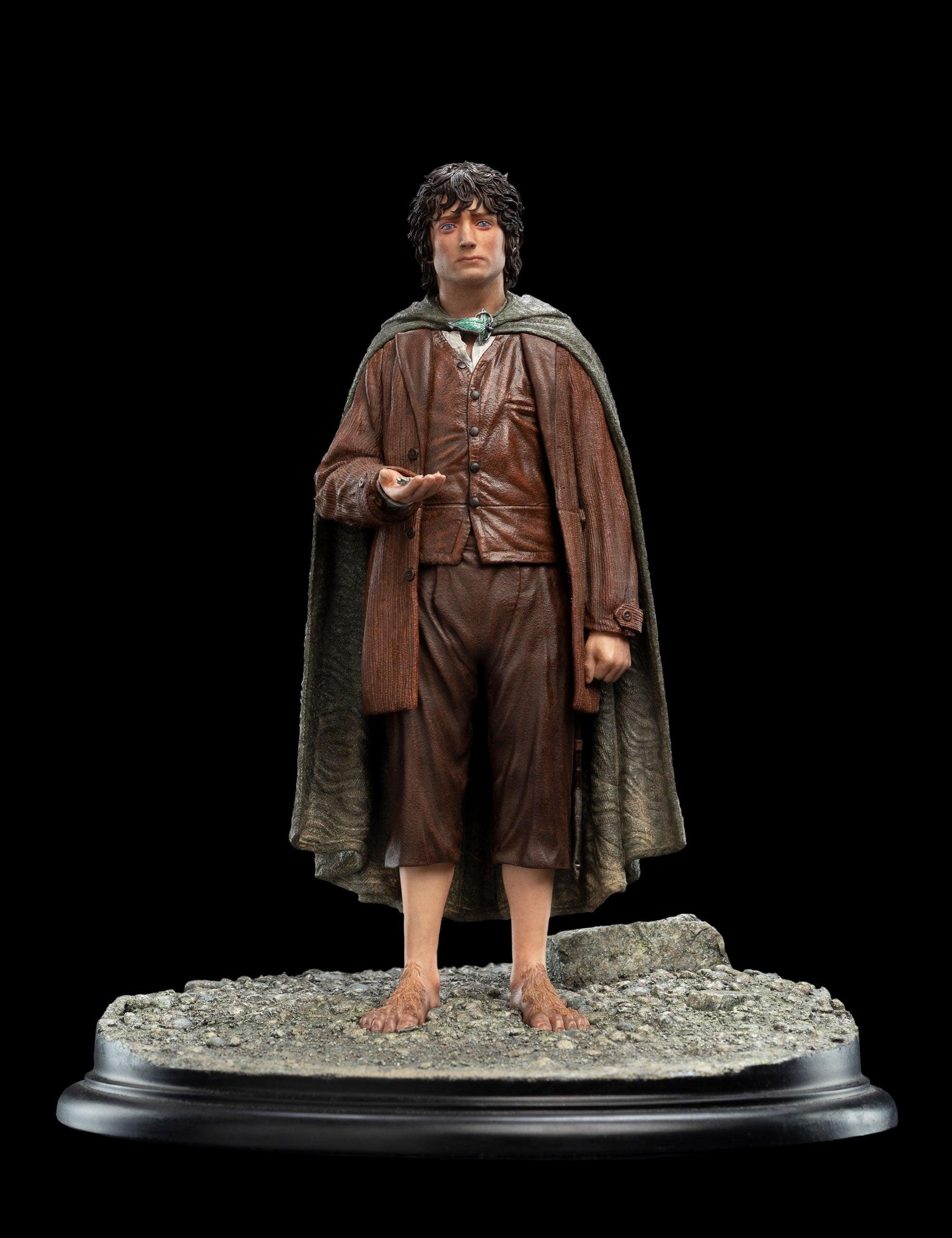 WET04156 The Lord of the Rings - Frodo Baggins, Ringbeaer Classic Series 1:6 Scale Statue - Weta Workshop - Titan Pop Culture