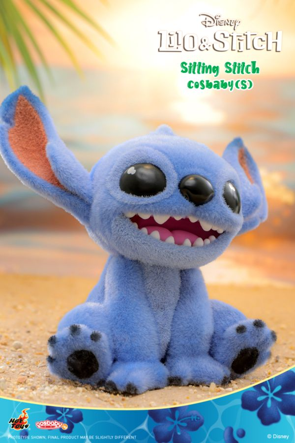 Lilo y Stitch (2025) - Stitch sentado en un Cosbaby