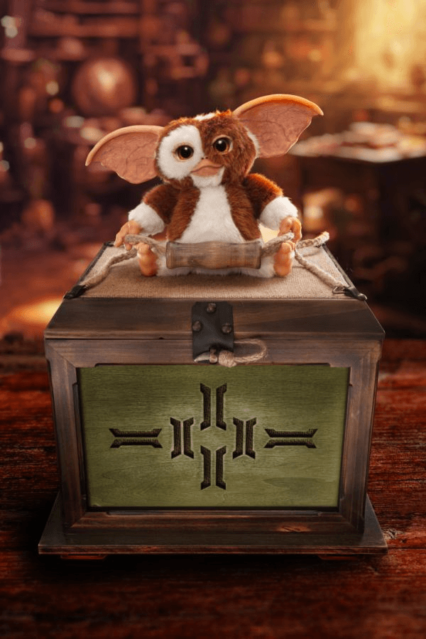 IKO1904 Gremlins - Replica Mogwai box and Gizmo plush - Ikon Design Studio - Titan Pop Culture