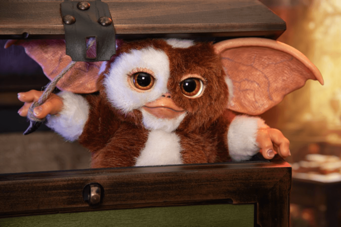 IKO1904 Gremlins - Replica Mogwai box and Gizmo plush - Ikon Design Studio - Titan Pop Culture