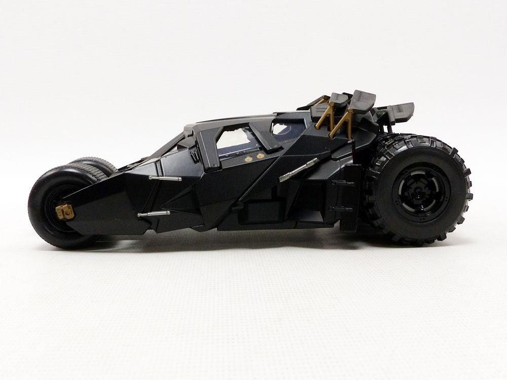 JAD98261 Batman Begins - Batmobile 2005 1:24 w/Batman - Jada Toys - Titan Pop Culture