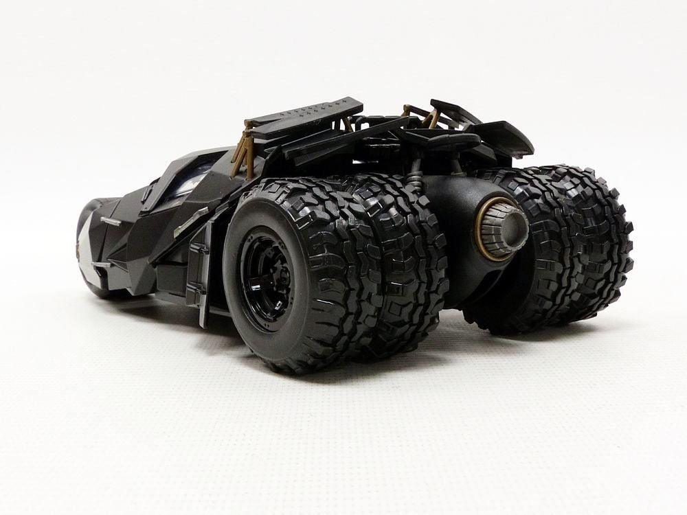 JAD98261 Batman Begins - Batmobile 2005 1:24 w/Batman - Jada Toys - Titan Pop Culture