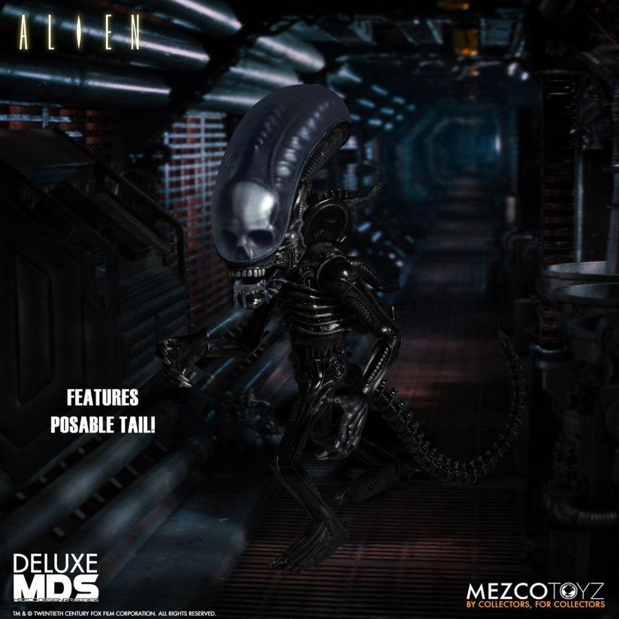 MEZ80172 Alien - Alien Deluxe MDS Figure - Mezco Toyz - Titan Pop Culture