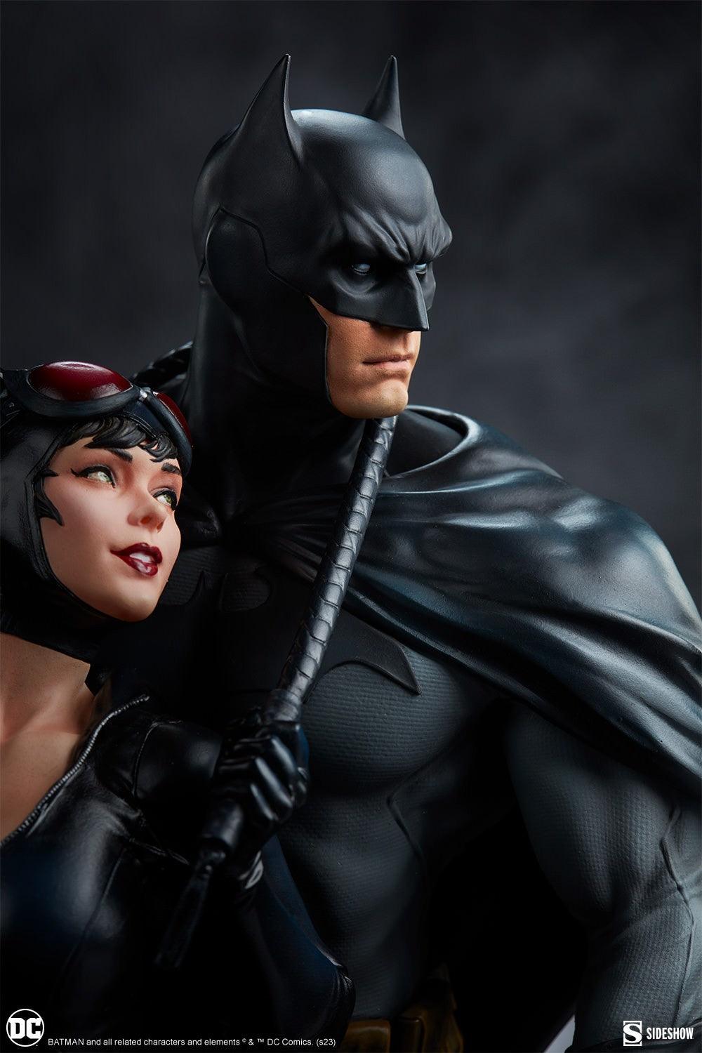 SID200618 DC Comics - Batman & Catwoman Diorama - Sideshow Collectibles - Titan Pop Culture