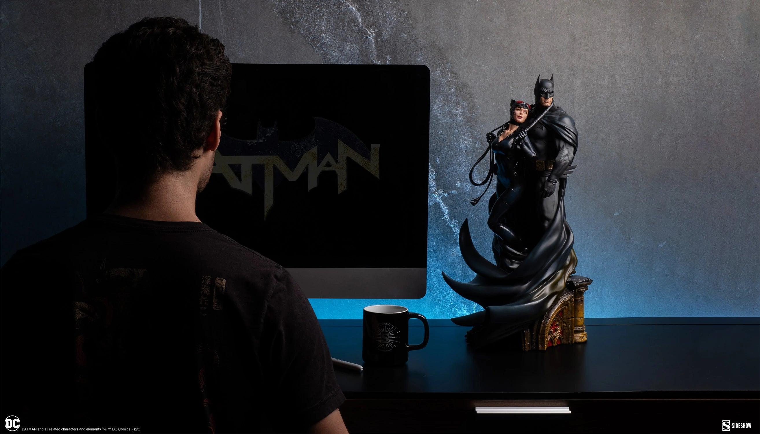 SID200618 DC Comics - Batman & Catwoman Diorama - Sideshow Collectibles - Titan Pop Culture