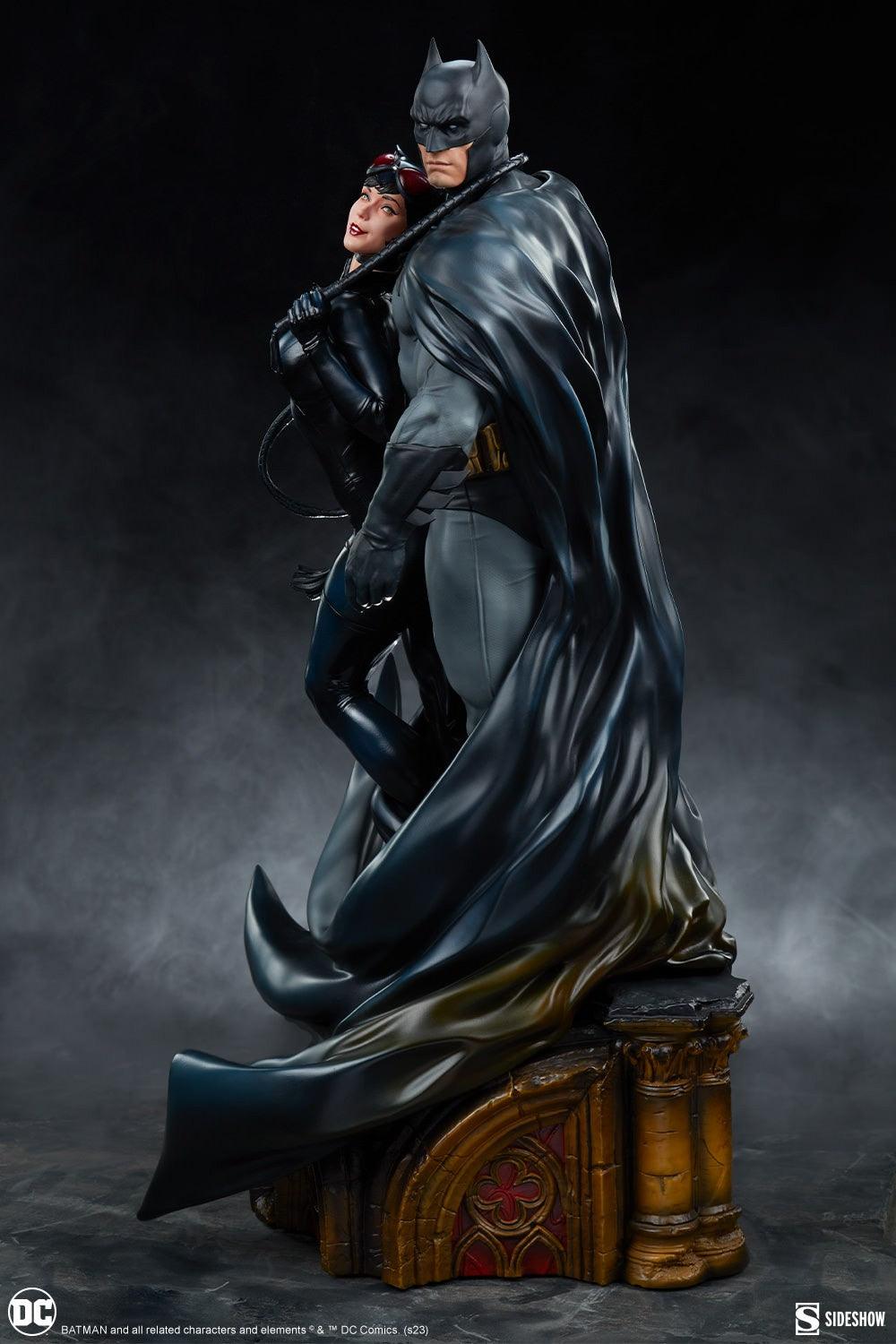 SID200618 DC Comics - Batman & Catwoman Diorama - Sideshow Collectibles - Titan Pop Culture