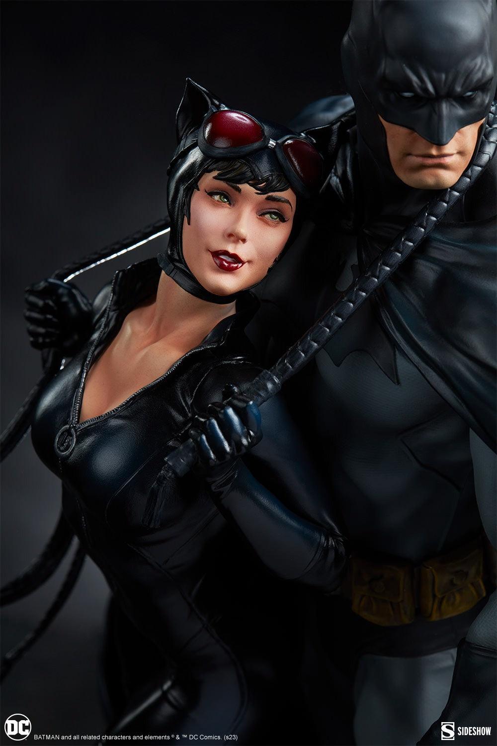 SID200618 DC Comics - Batman & Catwoman Diorama - Sideshow Collectibles - Titan Pop Culture