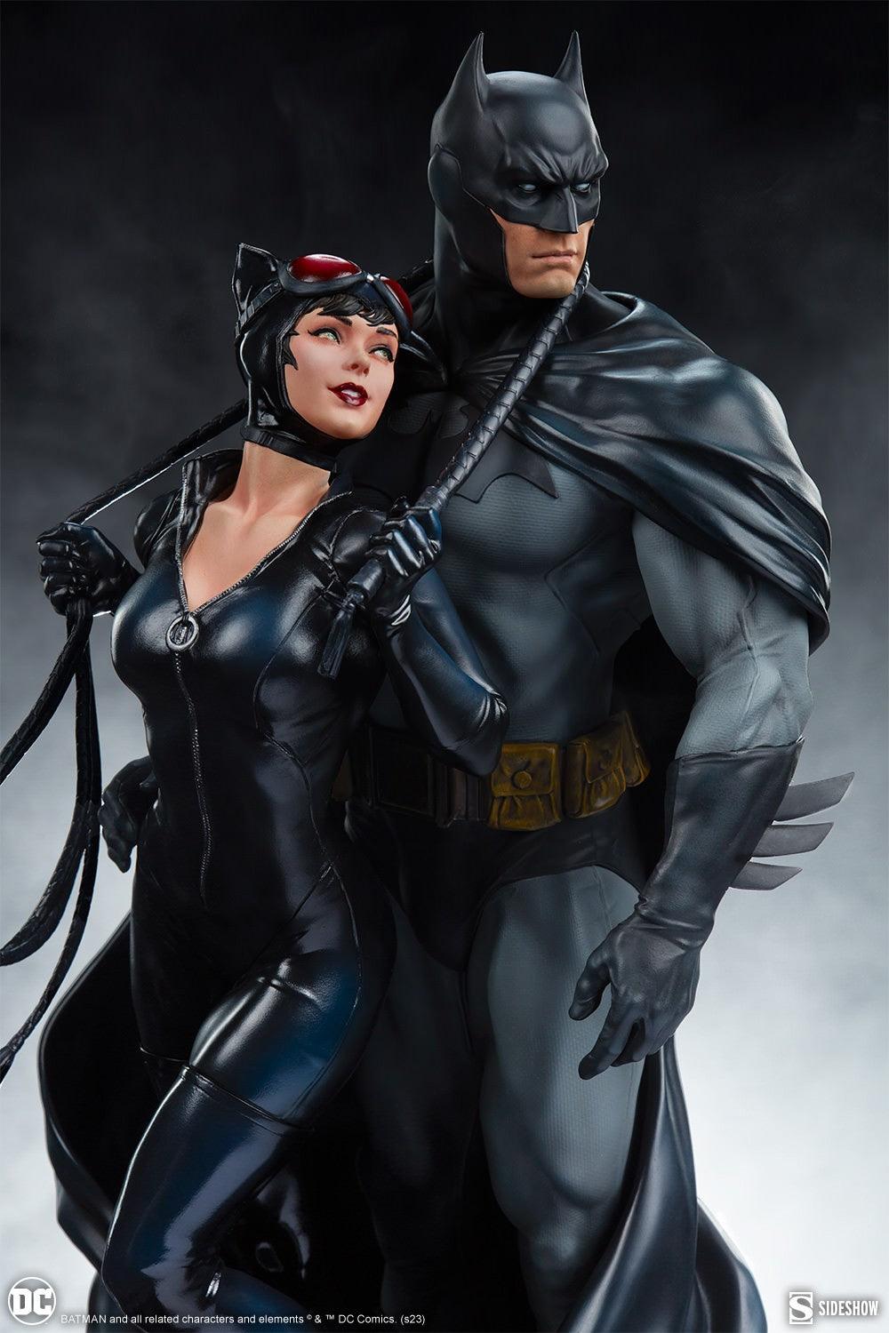 SID200618 DC Comics - Batman & Catwoman Diorama - Sideshow Collectibles - Titan Pop Culture