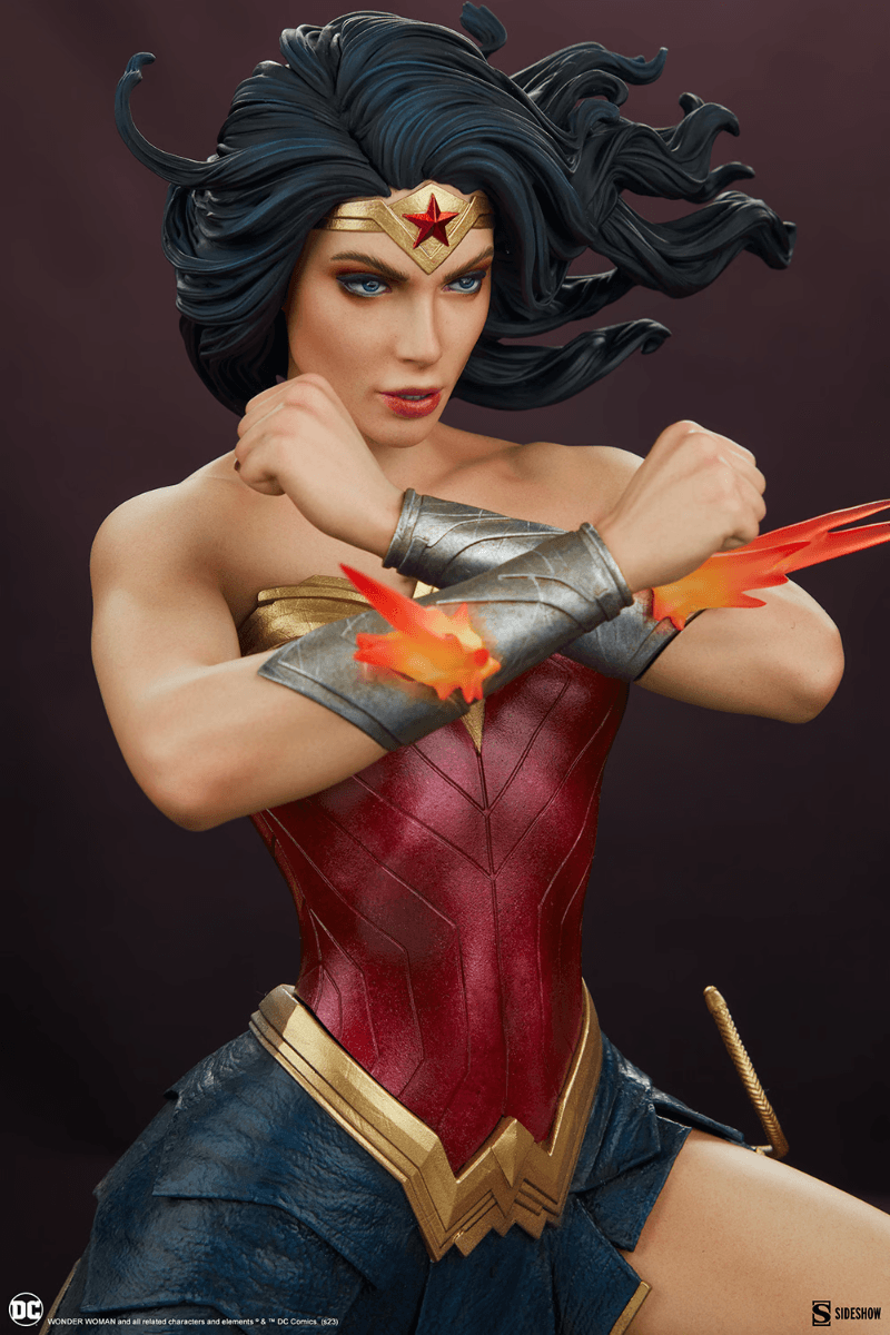 SID300817 Wonder Woman - Saving The Day Premium Format Statue - Sideshow Collectibles - Titan Pop Culture
