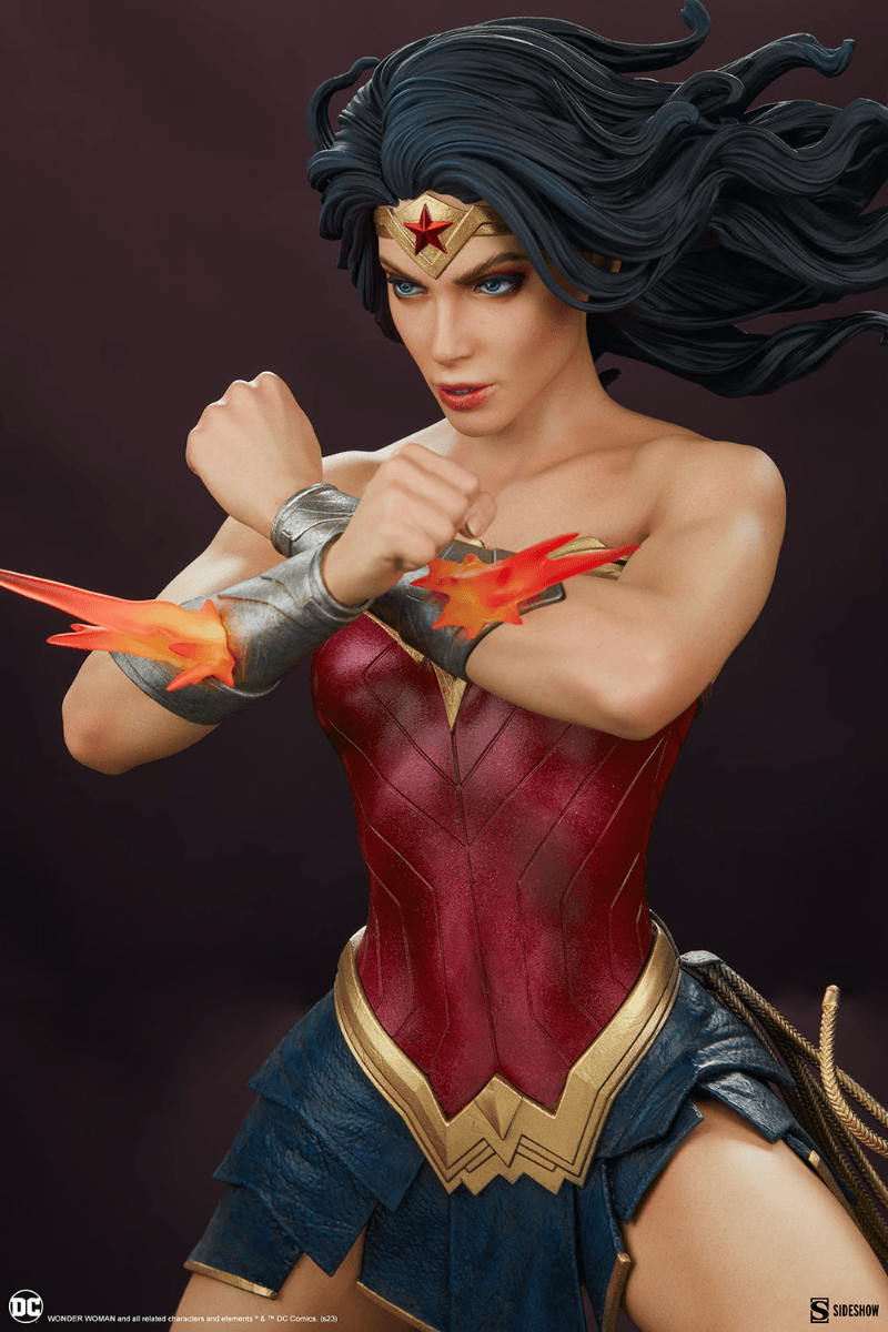 SID300817 Wonder Woman - Saving The Day Premium Format Statue - Sideshow Collectibles - Titan Pop Culture