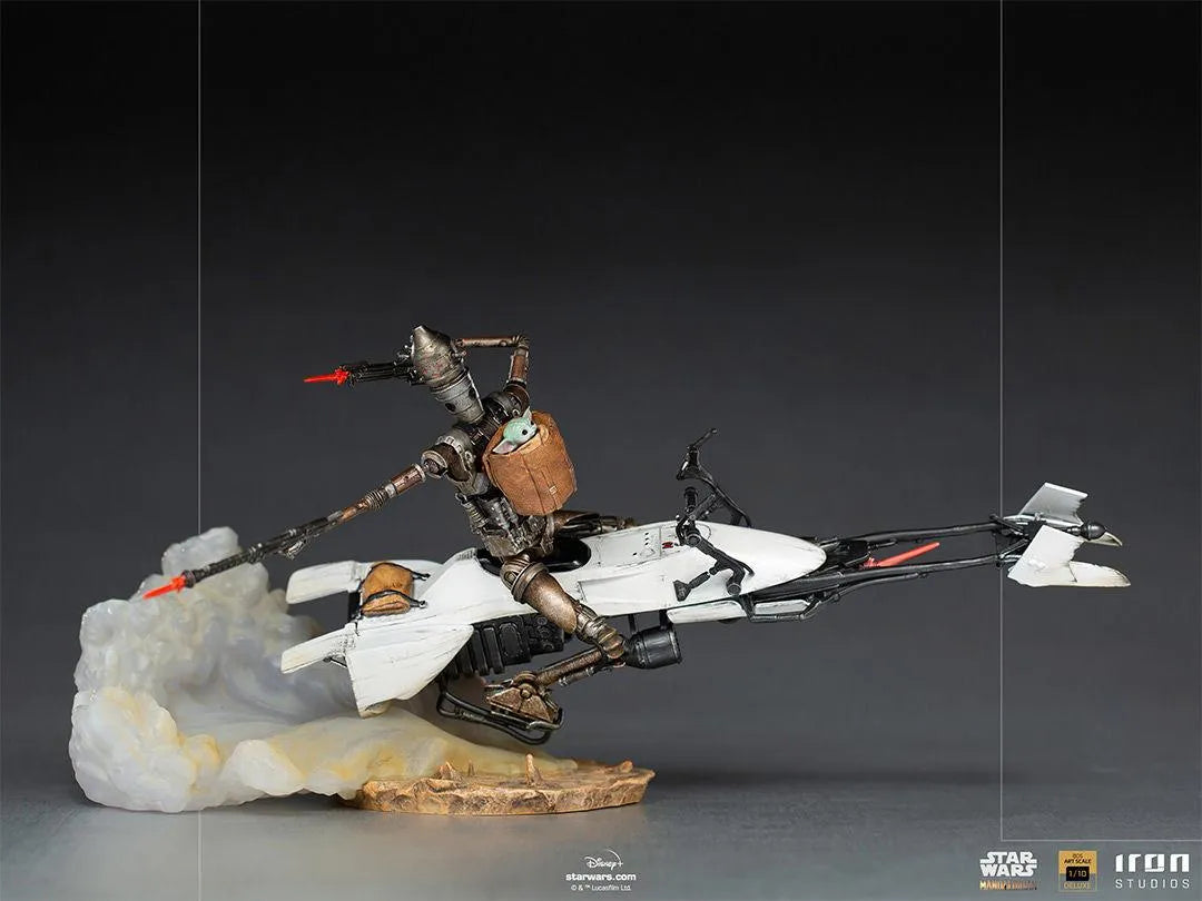 IRO28235 Star Wars: Mandalorian - IG-11 & Child Deluxe 1:10 Scale Statue - Dark Horse Comics - Titan Pop Culture