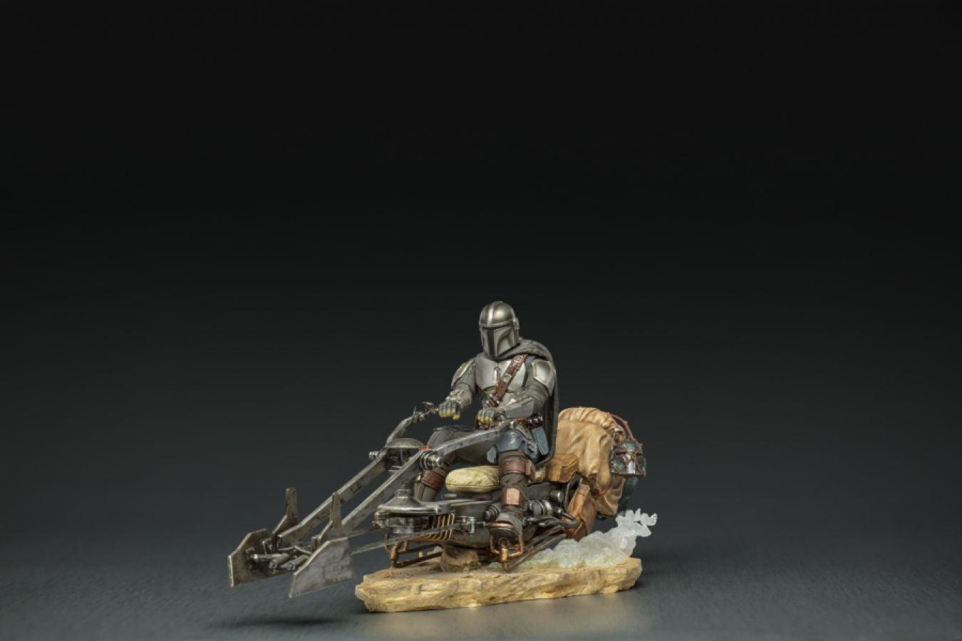 IRO28402 Star Wars: The Mandalorian - Mandalorian on Speederbike Deluxe 1:10 Scale Statue - Iron Studios - Titan Pop Culture