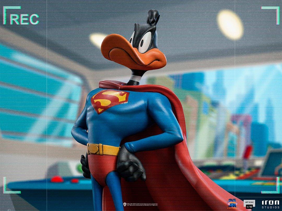 IRO29232 Space Jam 2: A New Legacy - Daffy Duck Superman 1:10 Scale Statue - Iron Studios - Titan Pop Culture