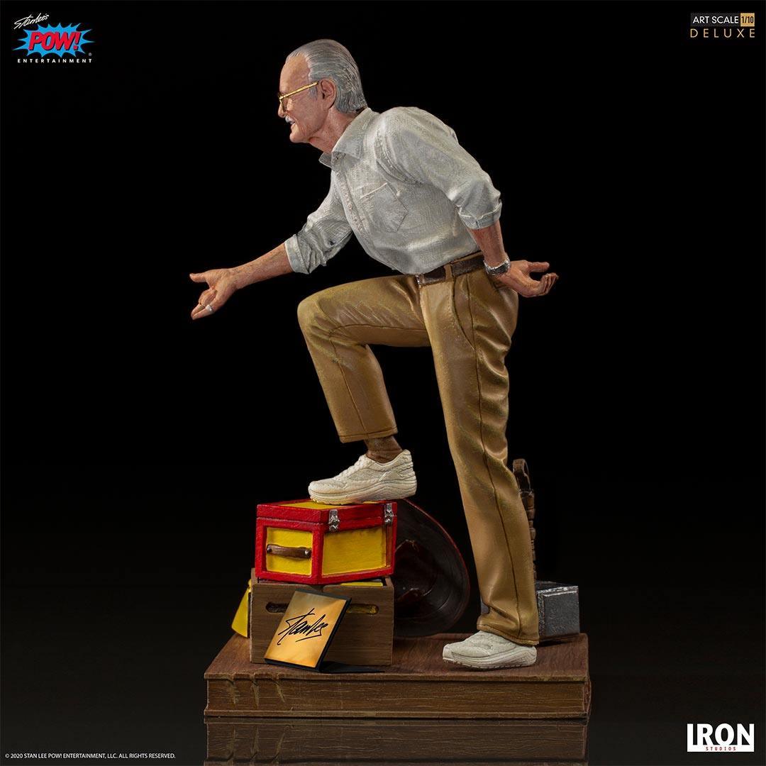 IRO34232 Stan Lee - Deluxe 1:10 Scale Statue - Iron Studios - Titan Pop Culture