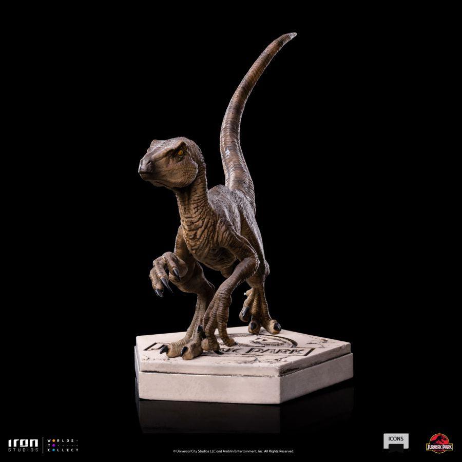 IRO52021 Jurassic Park - Velociraptor B Icons Statue - Iron Studios - Titan Pop Culture