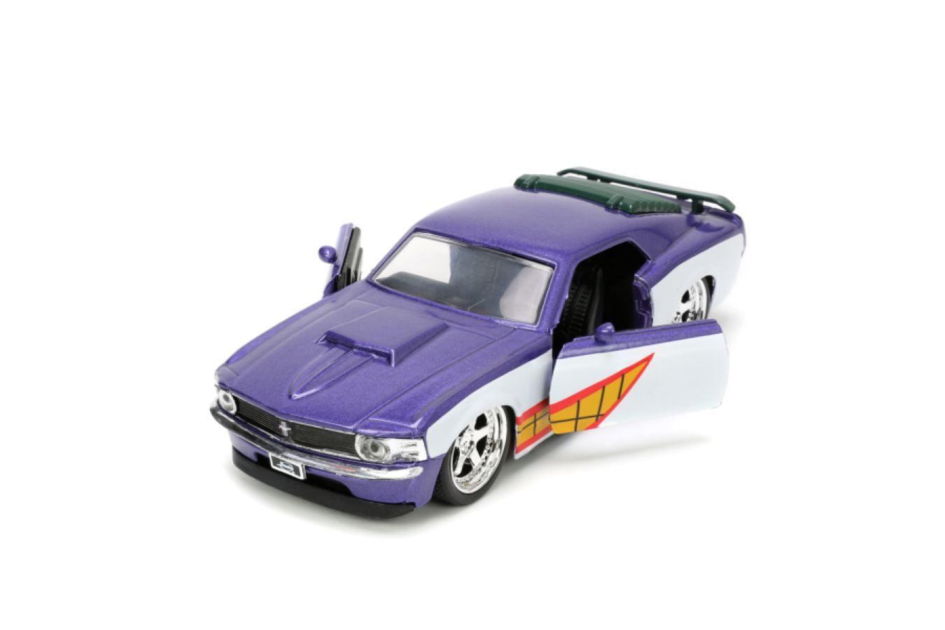 JAD33090 DC Comics - 1970 Ford Mustang Boss 429 W/Joker 1:32 Scale - Jada Toys - Titan Pop Culture