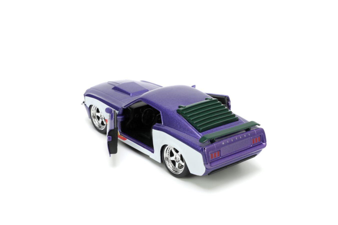 JAD33090 DC Comics - 1970 Ford Mustang Boss 429 W/Joker 1:32 Scale - Jada Toys - Titan Pop Culture