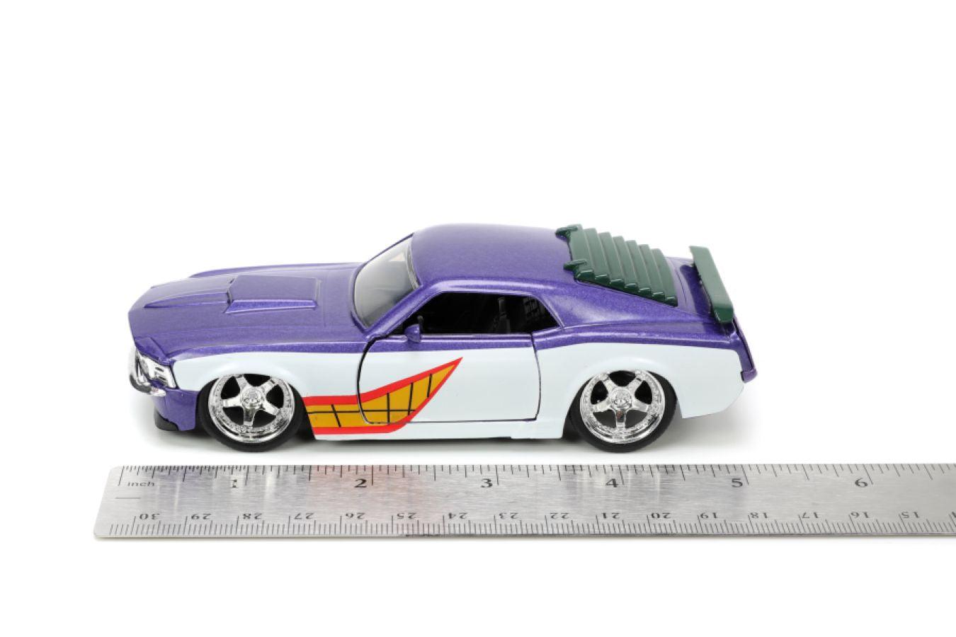 JAD33090 DC Comics - 1970 Ford Mustang Boss 429 W/Joker 1:32 Scale - Jada Toys - Titan Pop Culture