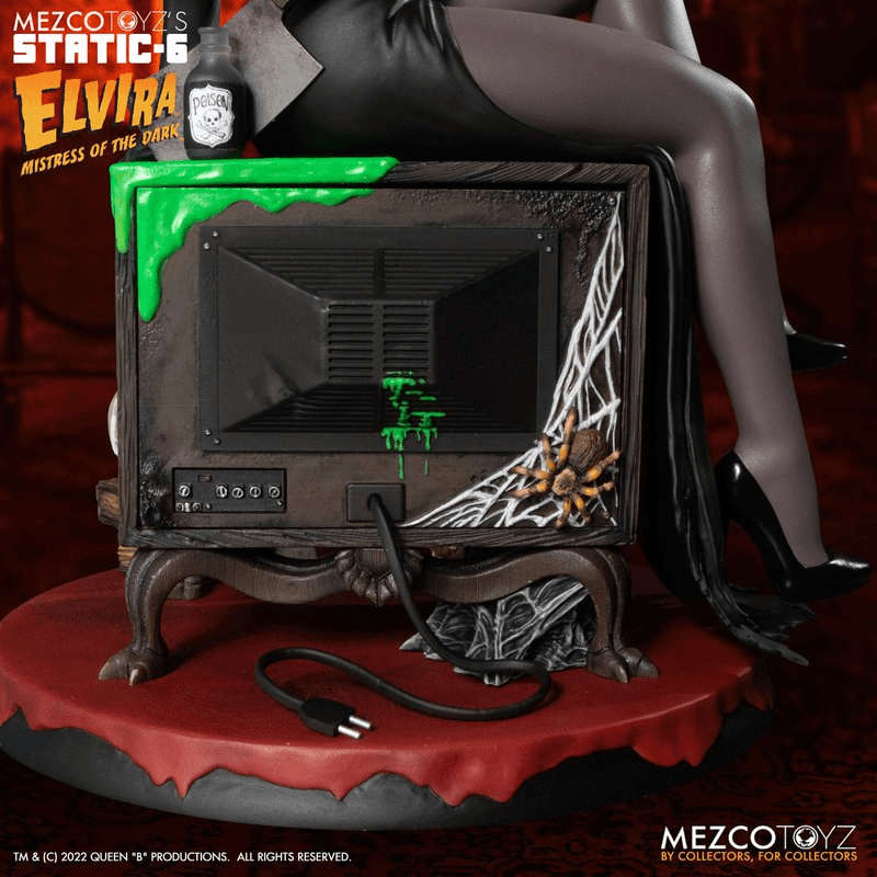 MEZ14016 Elvira - Elvira Mistress of the Dark Statue - Mezco Toyz - Titan Pop Culture
