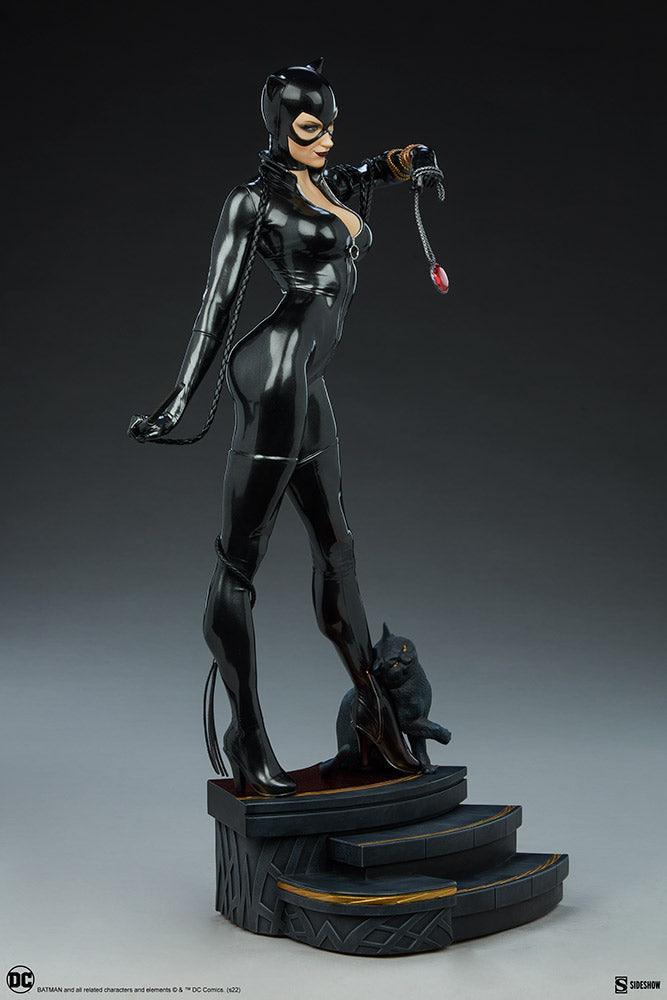 SID300787 DC Comics - Catwoman Premium Format Statue - Sideshow Collectibles - Titan Pop Culture