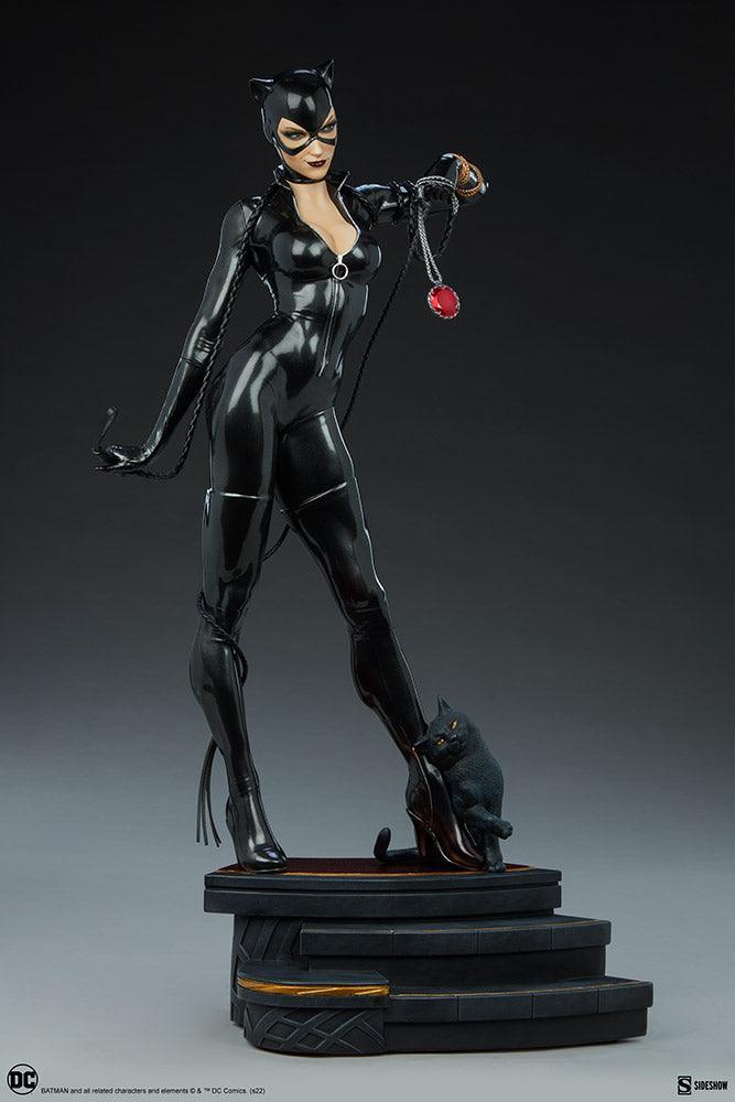 SID300787 DC Comics - Catwoman Premium Format Statue - Sideshow Collectibles - Titan Pop Culture