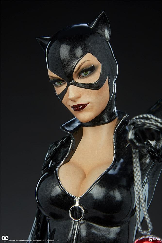 SID300787 DC Comics - Catwoman Premium Format Statue - Sideshow Collectibles - Titan Pop Culture