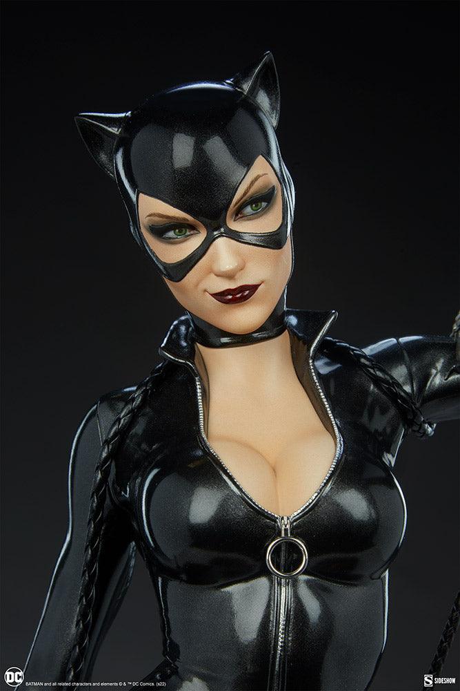 SID300787 DC Comics - Catwoman Premium Format Statue - Sideshow Collectibles - Titan Pop Culture