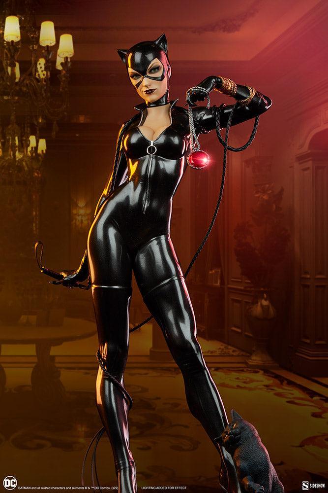 SID300787 DC Comics - Catwoman Premium Format Statue - Sideshow Collectibles - Titan Pop Culture