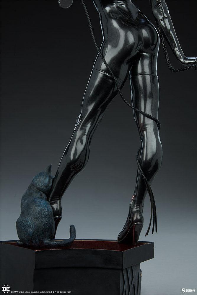 SID300787 DC Comics - Catwoman Premium Format Statue - Sideshow Collectibles - Titan Pop Culture