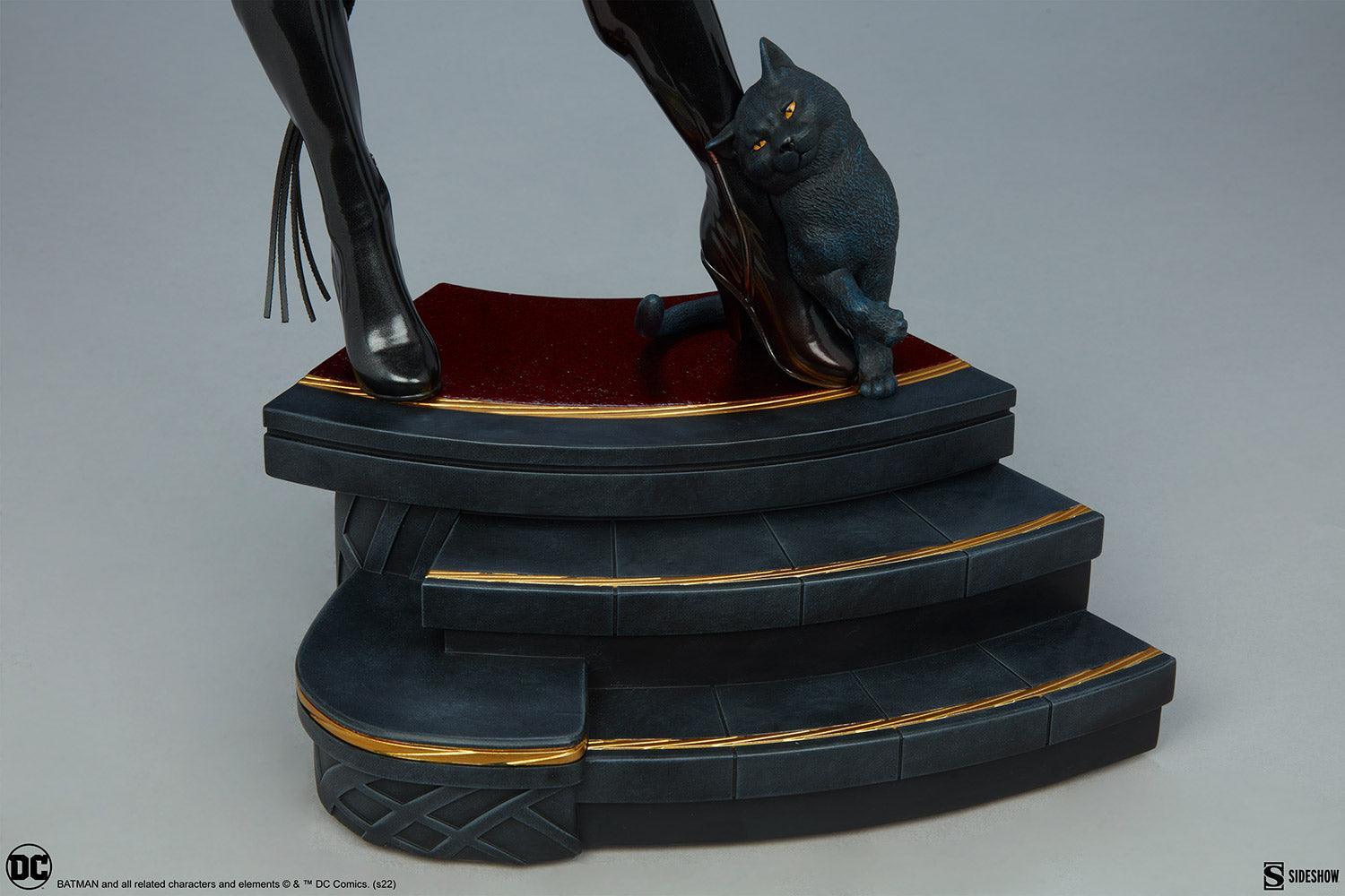 SID300787 DC Comics - Catwoman Premium Format Statue - Sideshow Collectibles - Titan Pop Culture