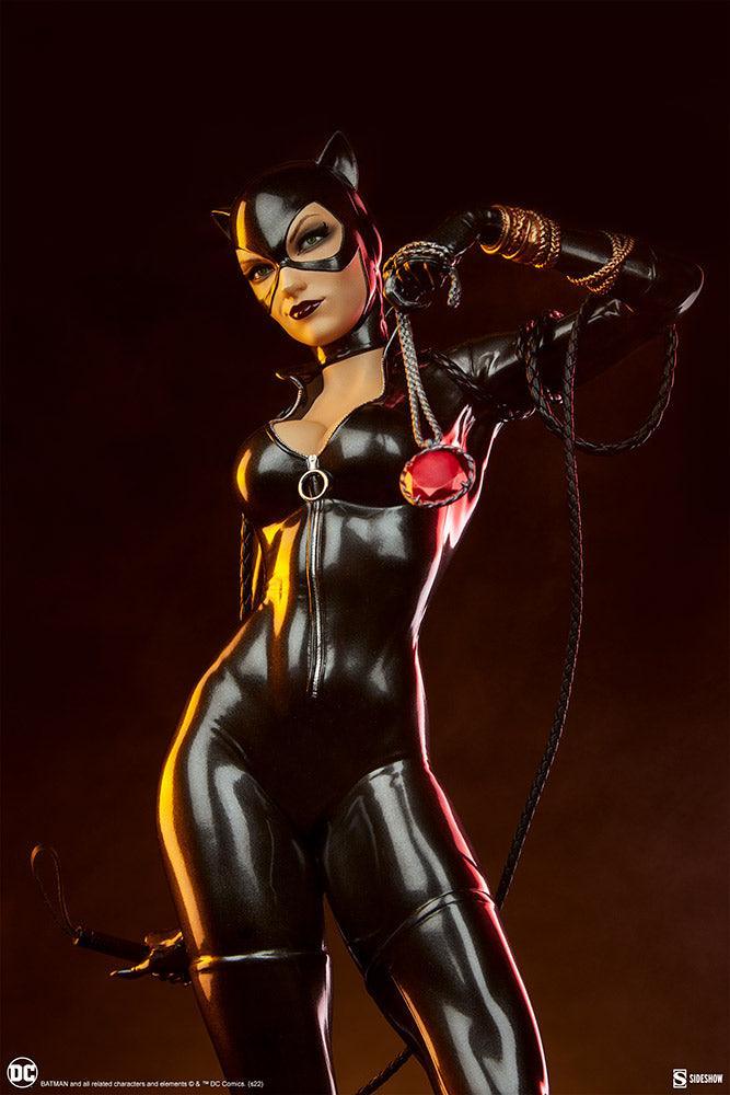 SID300787 DC Comics - Catwoman Premium Format Statue - Sideshow Collectibles - Titan Pop Culture