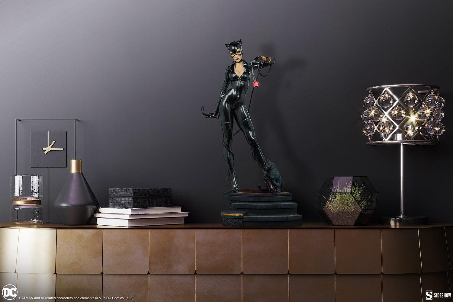 SID300787 DC Comics - Catwoman Premium Format Statue - Sideshow Collectibles - Titan Pop Culture