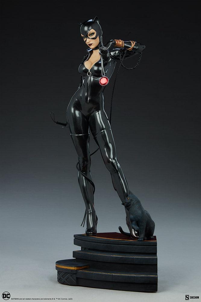 SID300787 DC Comics - Catwoman Premium Format Statue - Sideshow Collectibles - Titan Pop Culture