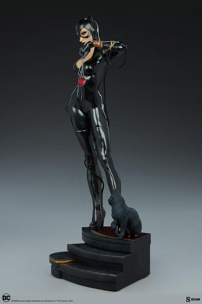 SID300787 DC Comics - Catwoman Premium Format Statue - Sideshow Collectibles - Titan Pop Culture