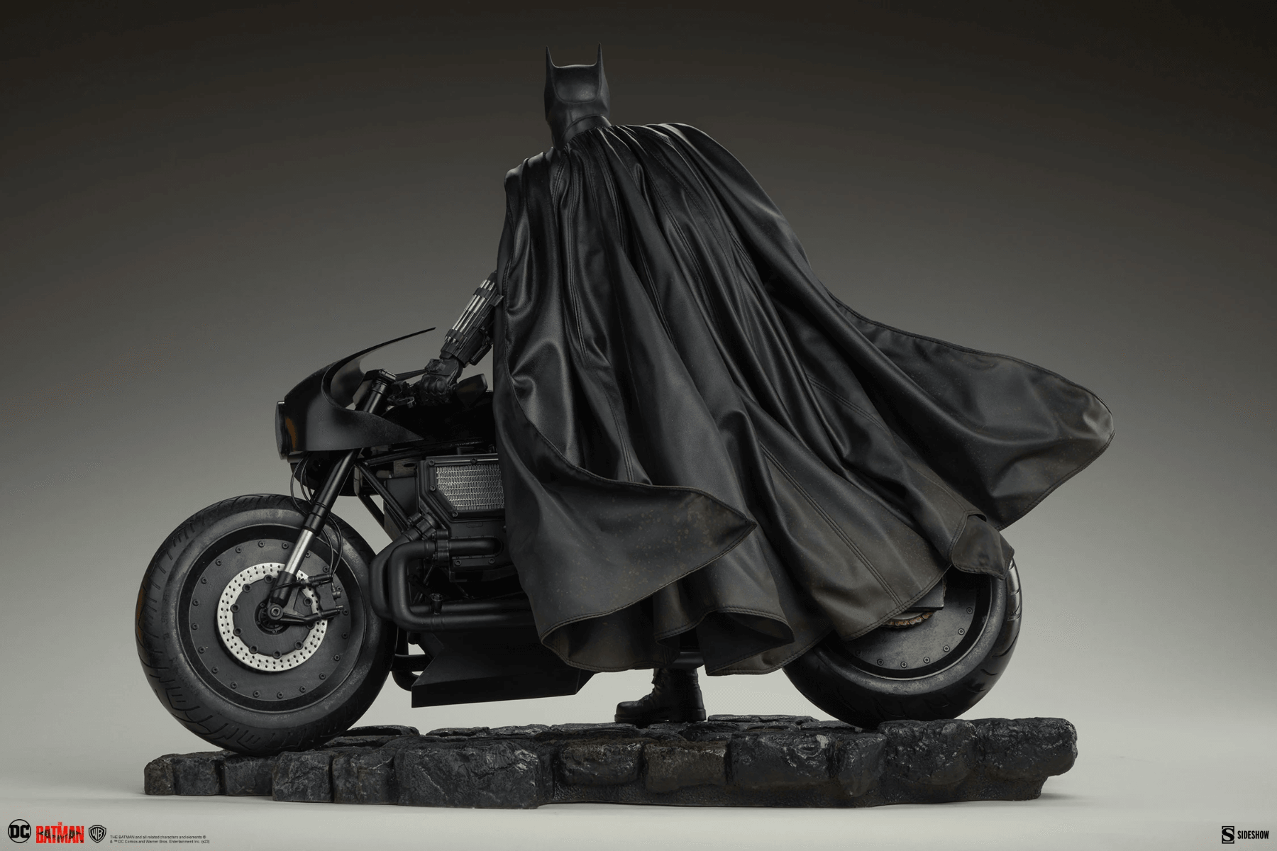 SID300819 The Batman - Batman Premium Format Statue - Sideshow Collectibles - Titan Pop Culture