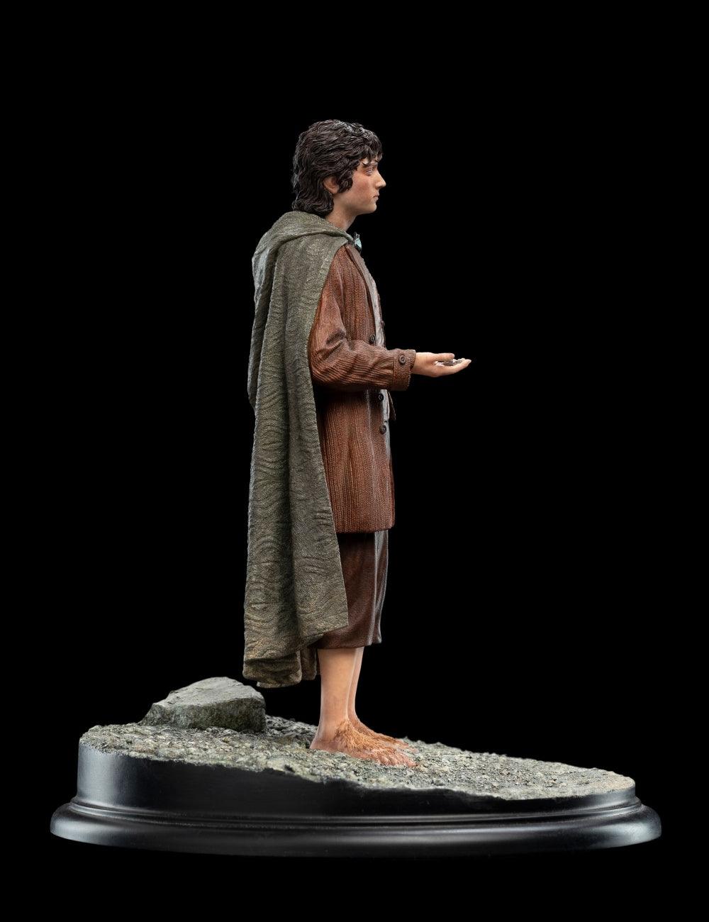 WET04156 The Lord of the Rings - Frodo Baggins, Ringbeaer Classic Series 1:6 Scale Statue - Weta Workshop - Titan Pop Culture