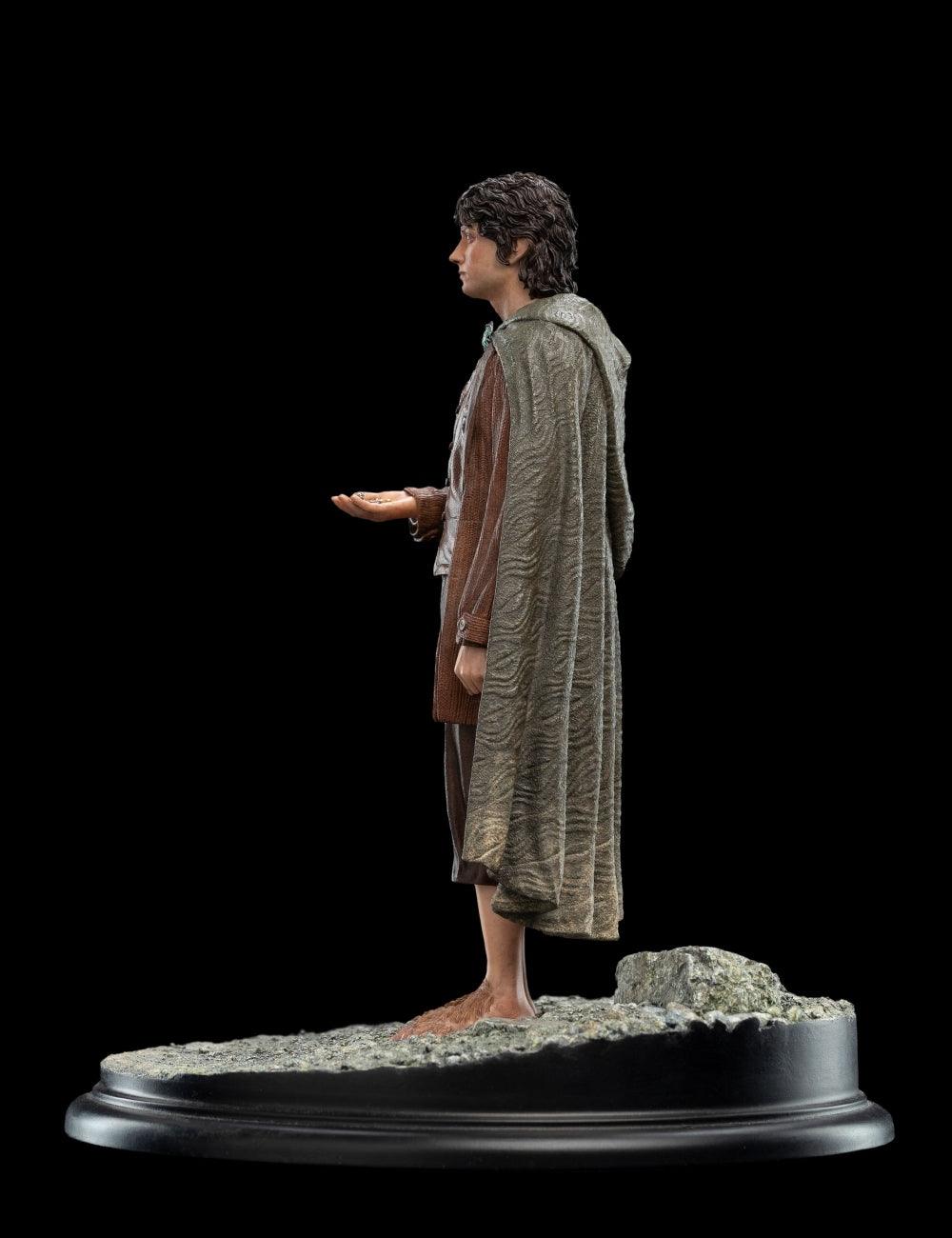 WET04156 The Lord of the Rings - Frodo Baggins, Ringbeaer Classic Series 1:6 Scale Statue - Weta Workshop - Titan Pop Culture
